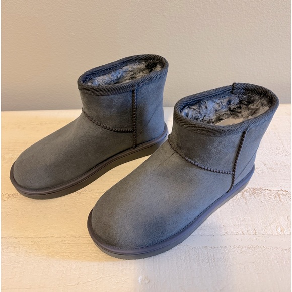 Shoes - NEW Women’s Classic Waterproof Boots Size 5